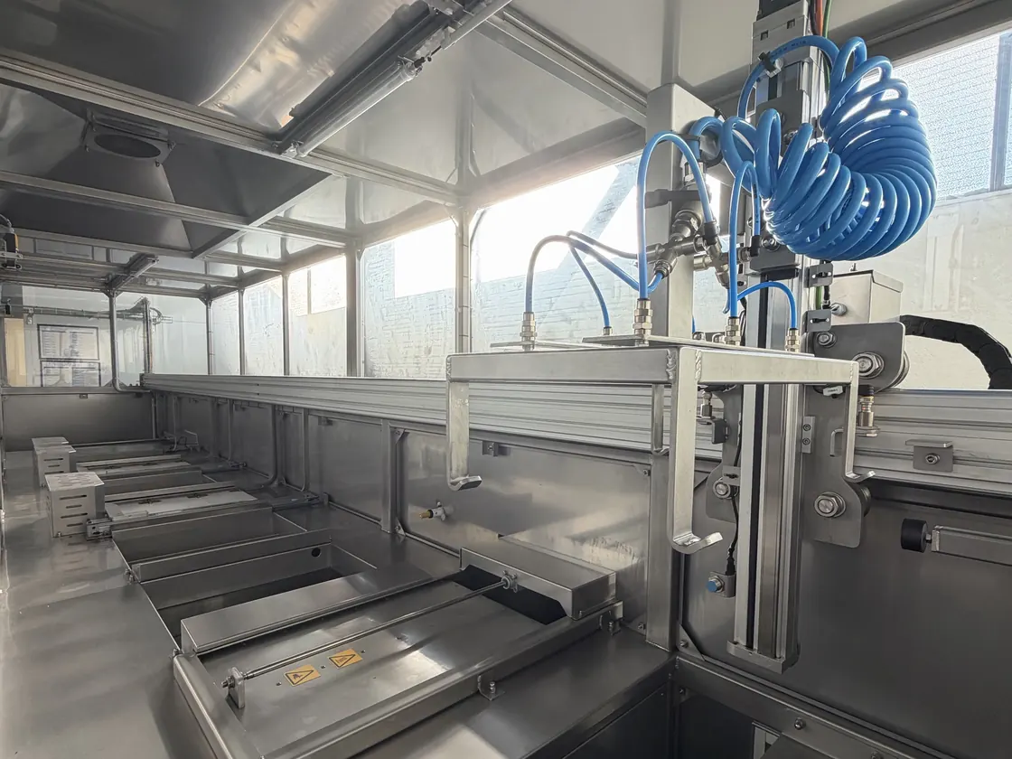 Stainless steel robotic cleaning line: successive tanks and automatic basket transfer arm