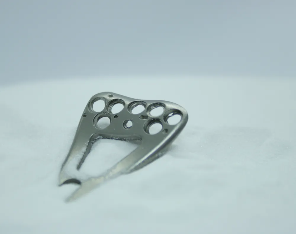 Titanium osteosynthesis plate with cut-outs